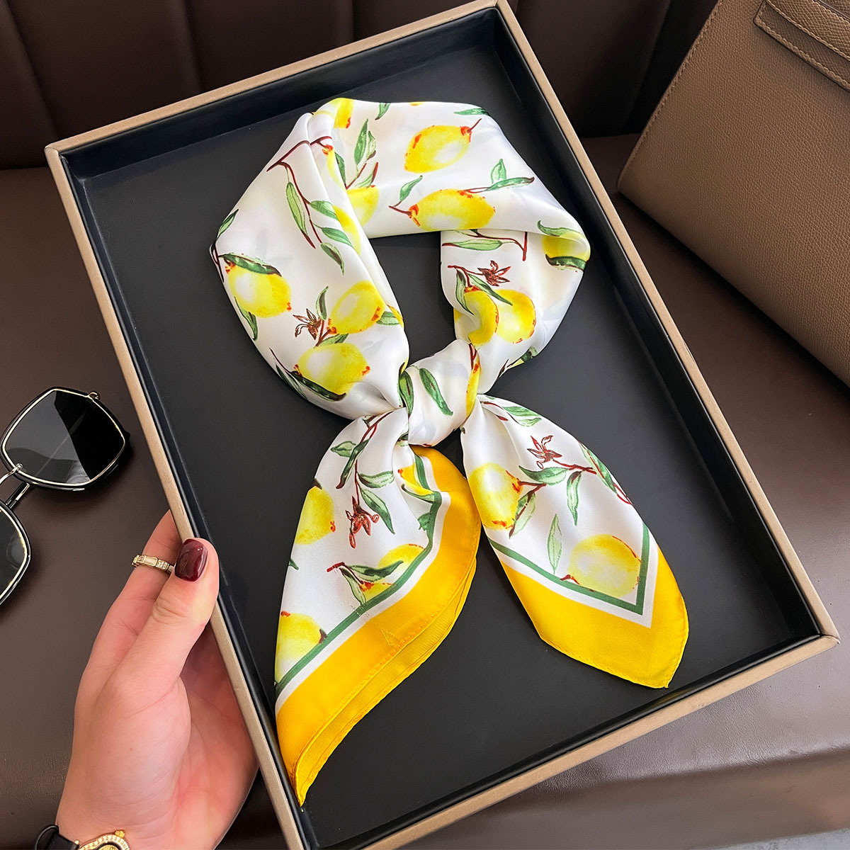 2025 New Yellow Lemon Print Sq - Ascot Neck Scarf 评论和价格